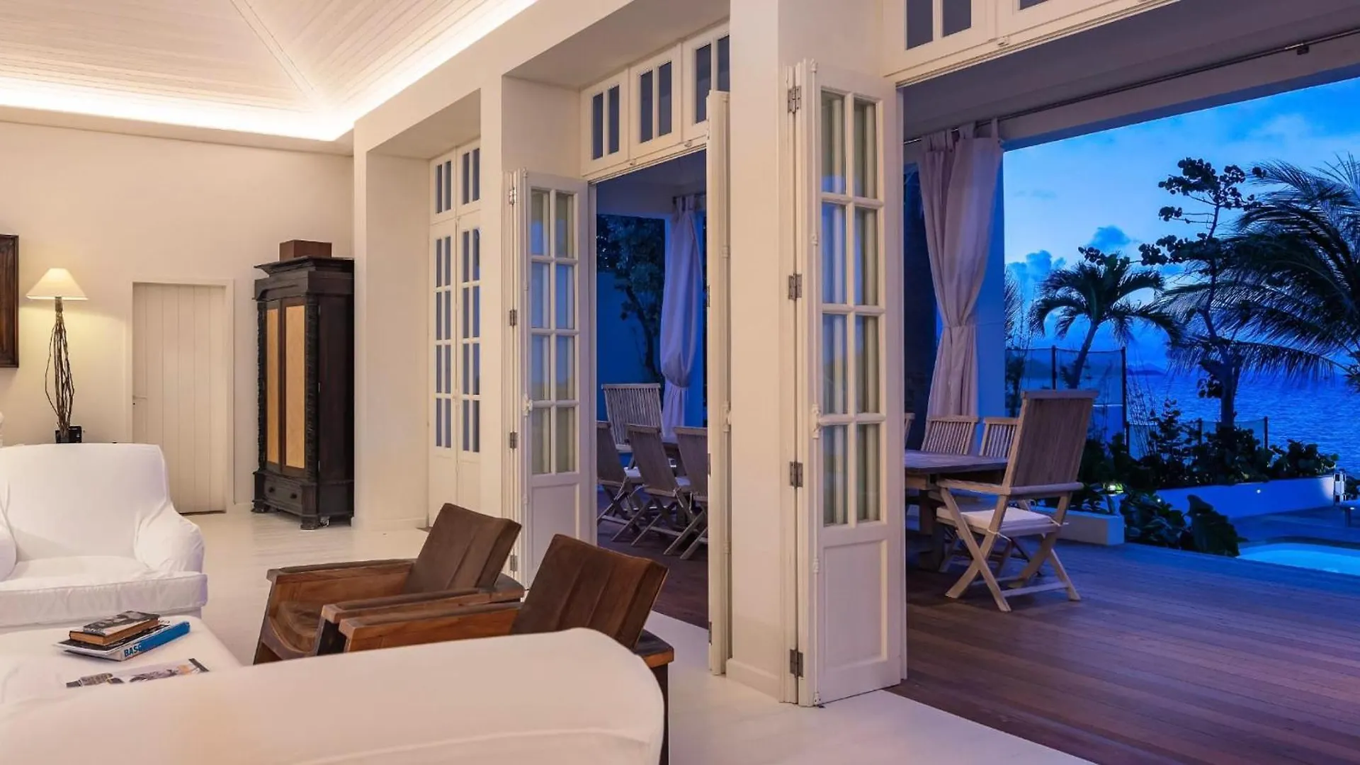 Luxurious Beachfront Villa in Flamands 0*,