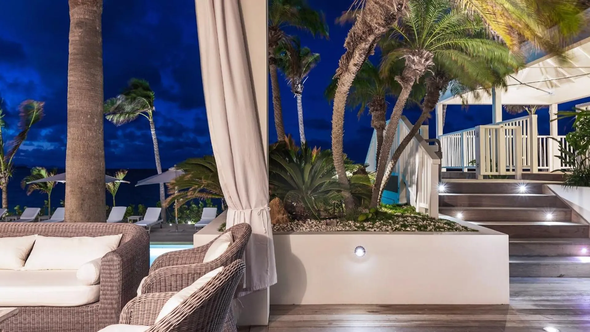 Luxurious Beachfront Villa in Flamands 0*,
