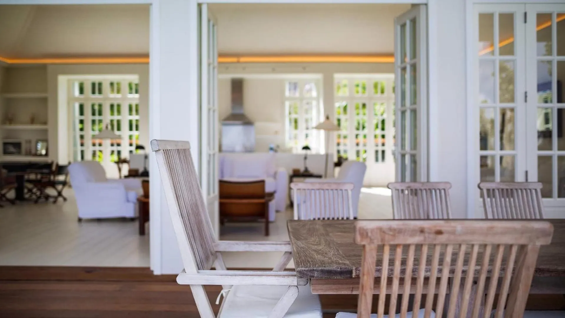 Luxurious Beachfront Villa in Flamands 0*,