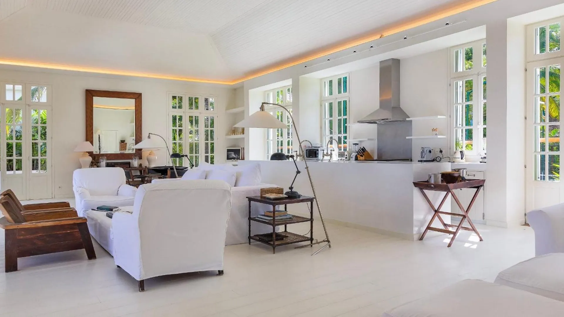Luxurious Beachfront Villa in Flamands